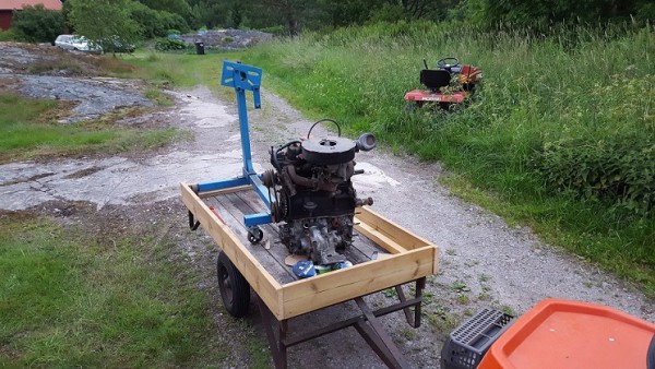 Motorn på väg ut från ladan mot garaget
