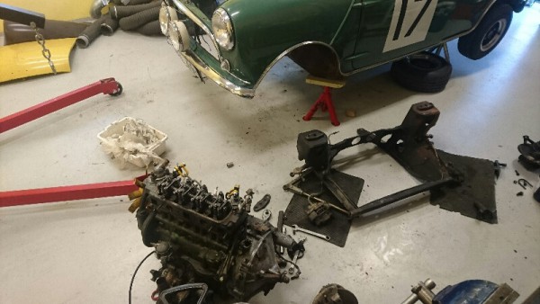 Oj, motor och ram lös från bilen.