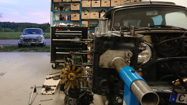 En motor ur och en i stativ