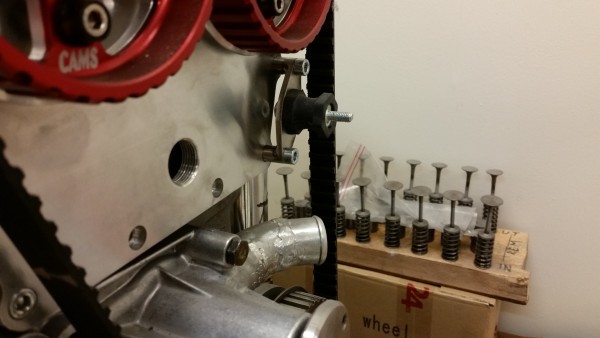 Övre kylarfäste och omsvetsad vattenpump.